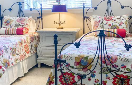 Designer Single Story 4 bed 3 bath home in mid-century style with big backyard and garage - Foto 26