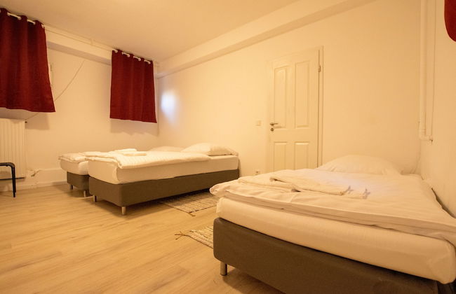 Spacious House - Photo 34