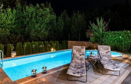 Beautiful Villa surrounded by Greenery with Swimming Pool - Photo 7