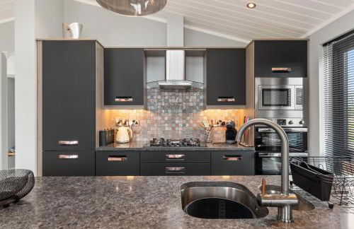 Ael-Y-Bryn - Luxury Lodge, Hot Tub, Three En-Suite Bedrooms - Photo 16