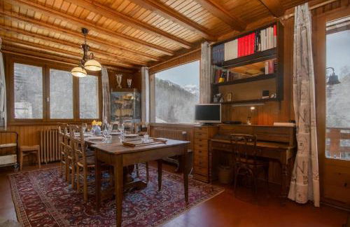 MontBlanc Alpine Ski & Sauna Retreat - Happy Rentals - Photo 5