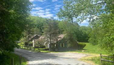 Cozy Ski in out Cabin in Berkshire Resort - Foto 3