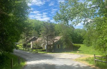 Cozy Ski in out Cabin in Berkshire Resort - Foto 3