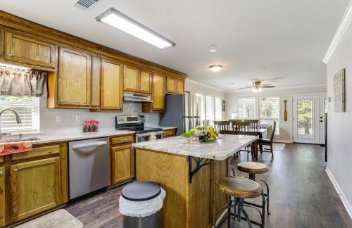 Riverfront Family Retreat w/ Yard in Saint Amant - Foto 10