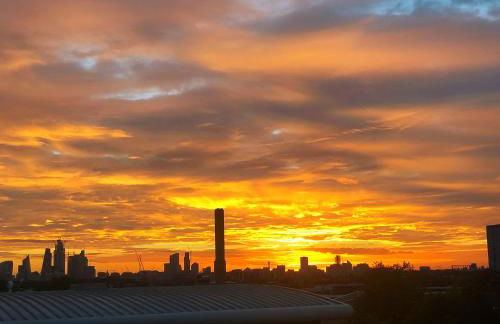 Sunset Heights Bright 2BR with City Views and Free Parking - Foto 26