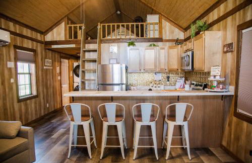 Rustic Chic Alabama Cabin w Loft Fire Pit Pet Friendly Fenced Yard Lake Guntersville - Coco Chateau - Foto 10