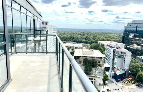 Skyline Retreat Penthouse, Top Floor, Year round Pool, City View! - Foto 29