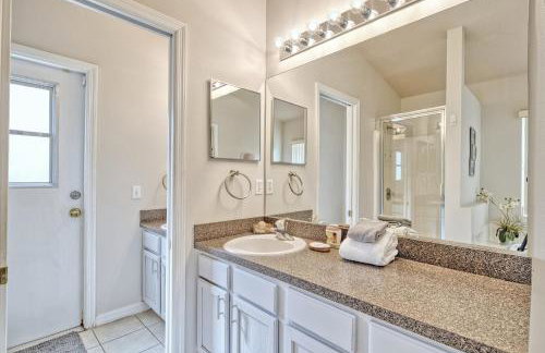 Sunny lake view villa with pool spa - close to attractions - Foto 43