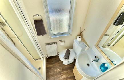 Marton Mere - 3 Bedroom Caravan- by Holiday Homes - Photo 7