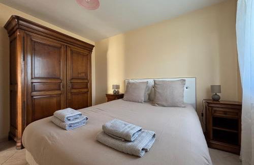 Saint Ho Mer Maison lumineuse vue mer 8 pers 4 chambres 2 sdb 2 WC étage rénové en 2025 belle terrasse grand jardin clos parking 8 mn à pied petite plage grand jardin près de Port en Bessin, Bayeux et plage Omaha beach - Foto 18