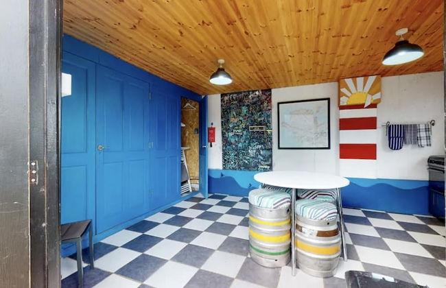 Cozy Winter Hot Tent With Log Burner, Tv & Hot tub - Photo 10