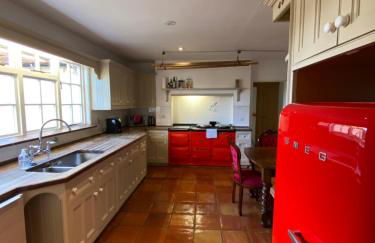 Grade II Listed Farmhouse, Pool, Hot Tub, Games Room, Celebration Hall, Car Park, 10ppl, 45 min from Central London - Foto 45