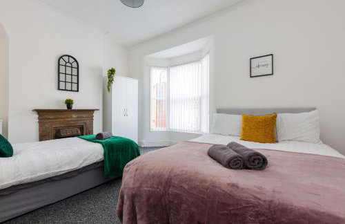 4-Bedroom House sleeps 9 in Liverpool Perfect for Contractors - Free Parking - Fast WiFi - Fully Equipped Kitchen - Hosted by By Hinkley Homes Short Lets & Serviced Accommodation - Foto 5