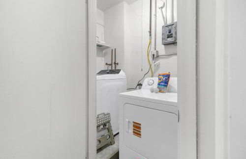 Pony Express 1BR | Pets OK + Laundry | Blue Door - Foto 15