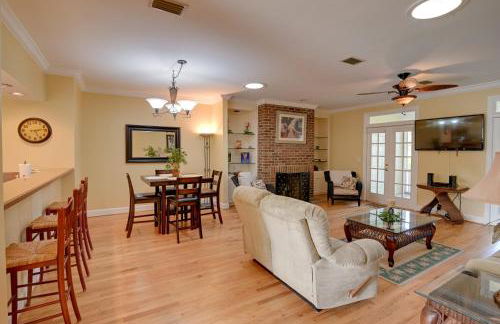 Cottage with Deck and Pool Access about 6 Mi to Beach - Foto 6