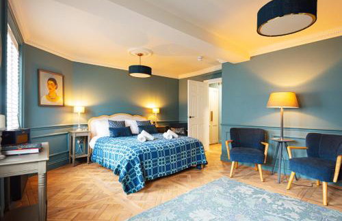 Central Whitchurch - Lowcross House Guest Bedroom 1 - Photo 1