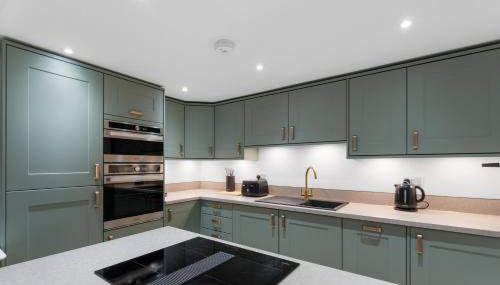 Luxury Huddersfield Apartments & Prime City Centre Location & Opposite Train Station - Foto 4, stove, dishwasher, toaster