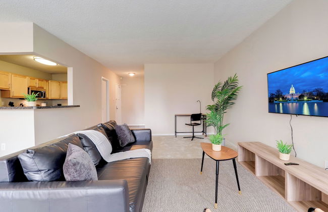 Modern Apartment with Top Amenities - Photo 19