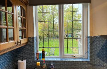 3 Bed House in Cheam, London with Garden, Parking and Playground - Photo 11