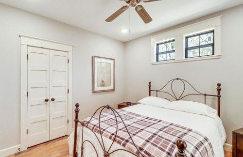 Riverfront Mountain View Cabin with Deck and Grill! - Foto 15