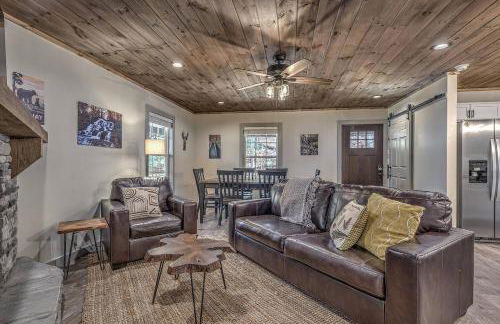 5-Star Cabin wHot Tub, Game Room, & Resort Perks! - Foto 9