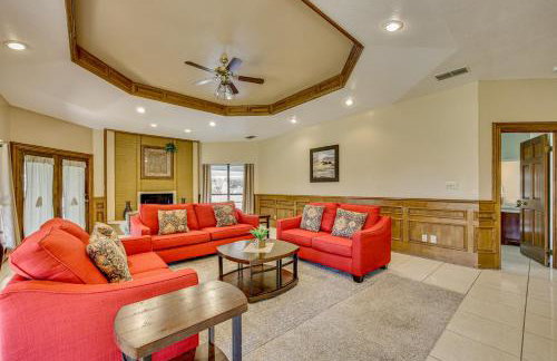 Pool and Game Room Waterfront Harlingen Home - Foto 8