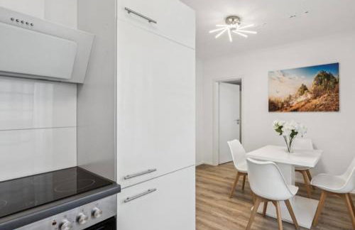 Prime Host Balcony Apartment - Photo 9