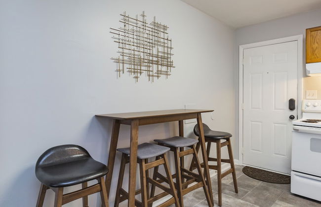 Savor the Homey Vibe at a Chilled Nest Five Min Downtown - Foto 10