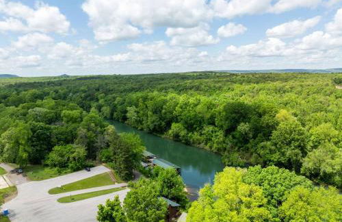 Riverfront Little Red Cabin, World-class Trout Fishing, Views & Boat Access - Foto 32