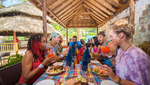 Disfrutando de una deliciosa comida