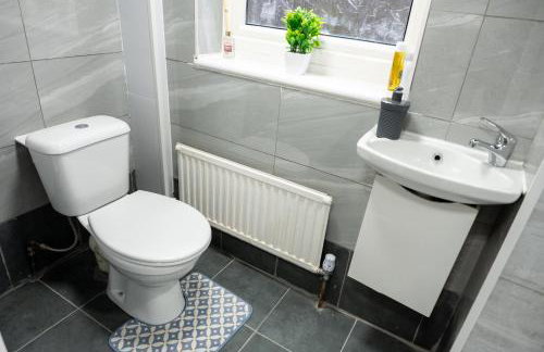 Beautiful Modern Home in London, Free Parking, Family Home, Sleeps 9, Close to Railway Station - Foto 17