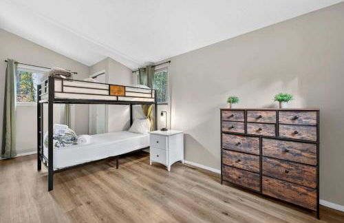 Wooded Chalet w Hot Tub & Indoor Pool, Gym Access - Foto 32