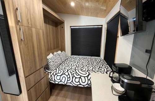 Stylish Modern Tiny House on Wheels with Stunning Mountain Views Near Lone Pine, California - Foto 4