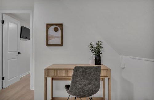 NEW! Modern Retreat Near CLE-Game Room-Renovated - Foto 30