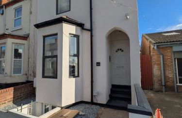 Modern Central Apartments with Balcony - Photo 29