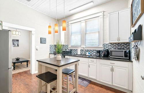 Charming and Historic Bungalow Near All - Foto 10