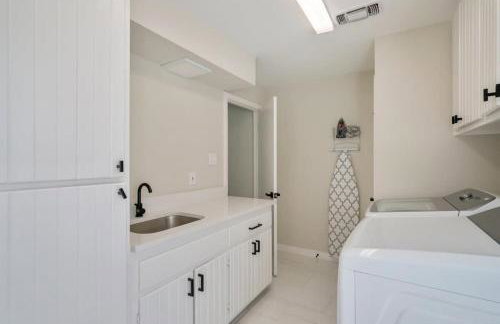 Perfect Getaway Home w Pool Jacuzzi Cinema Room - Foto 32