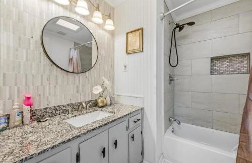 Spacious Backyard • Alfresco Dining • Pet Friendly - Foto 19