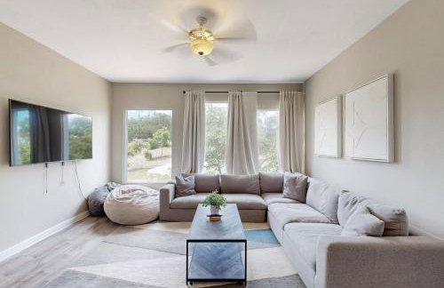 Lovely home on 2+ acres with views, firepit & outdoor kitchen - wedding perfect - Photo 15