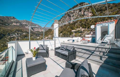 Admiring Amalfi - Photo 16