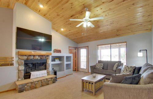 Families Welcome! Overgaard Cabin with Playground - Foto 1