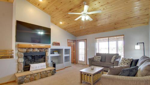 Families Welcome! Overgaard Cabin with Playground - Foto 1