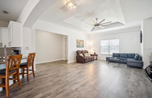 Newer Construction Home in Port Richey 3BR 2BA Bright with High Ceilings, Screened Lanai & Lake View, Fully Furnished, Conveniently Located on a Corner Lot with No Front Neighbors, Short Walk to US-19, Shops & Restaurants - Foto 3