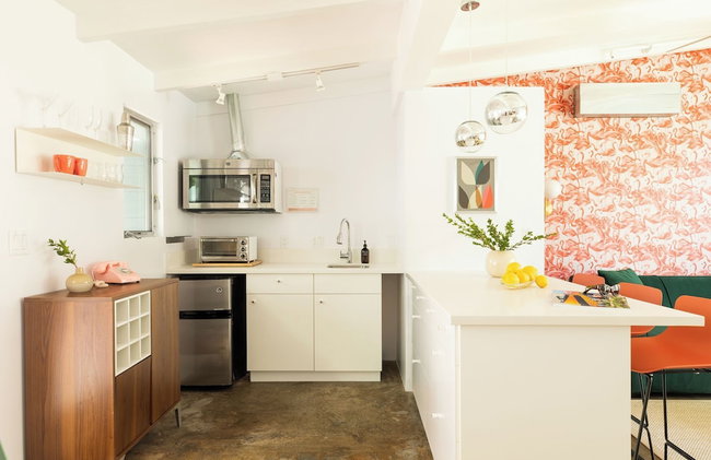 2 Rooms, Sleeps 8 Retro Hotel w/ Pool Wesley King Studio Buyout by Avantstay - Photo 15