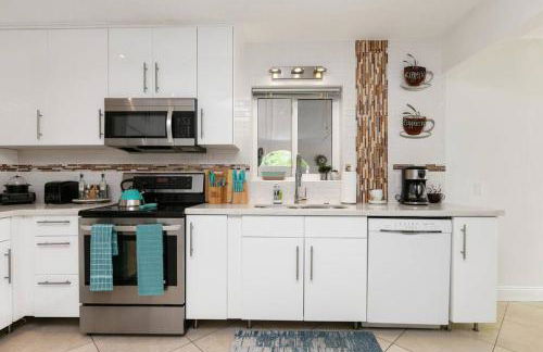 ~Villa Victoria Luxury! (Pool)~1 mile from beach - Foto 9