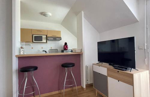 L'air marin Apt avec belle terrasse vue dégagée séjour lumineux 10 mn à pied mer et centre Port en Bessin, tous commerces et restaurants, proche Bayeux et Omaha Beach - Photo 4