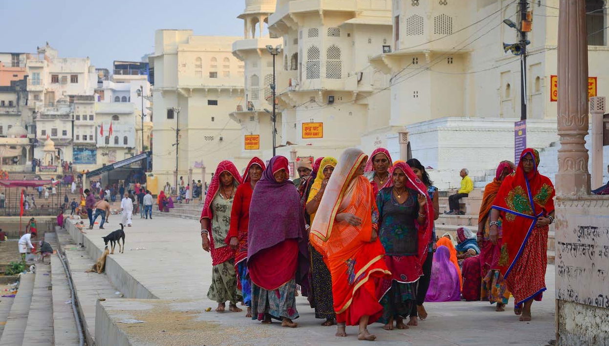 Mujeres acercándose al templo de Brahma