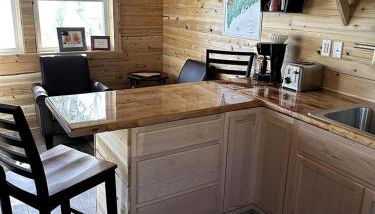 Magnificent Cabin Nestled Amidst Trees in Portage Lake, Maine - Foto 3