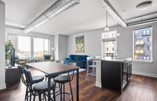 2BR Balcony Suite Gym & Pool Downtown at CityWay - Foto 15