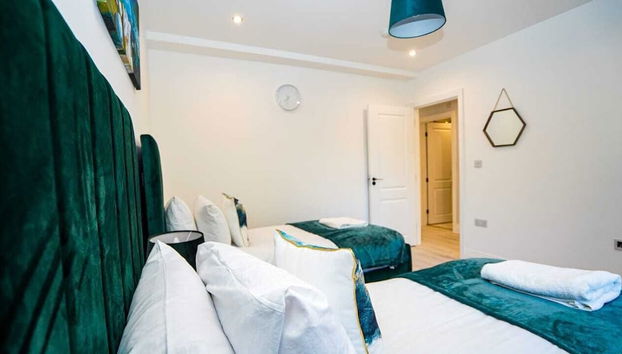 4-Bed 3-Bath Haven Perfect for 8 Guests - Foto 2, Habitación